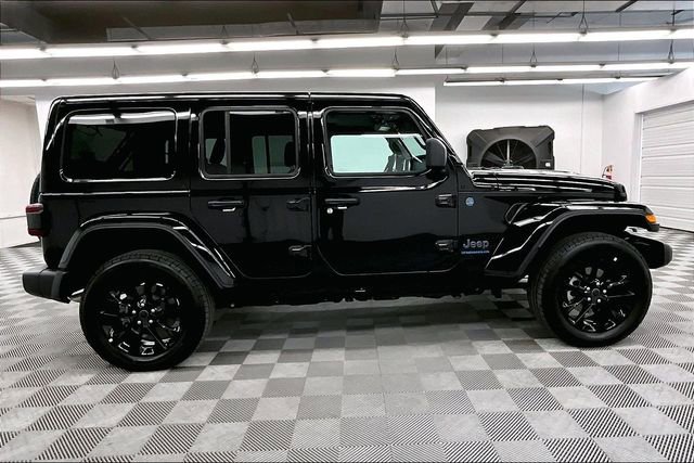 Used 2025 Jeep Wrangler Unlimited Sahara w/ Safety Group image 15