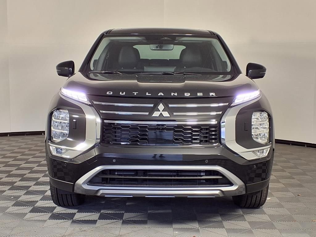 Used 2025 Mitsubishi Outlander SE image 2