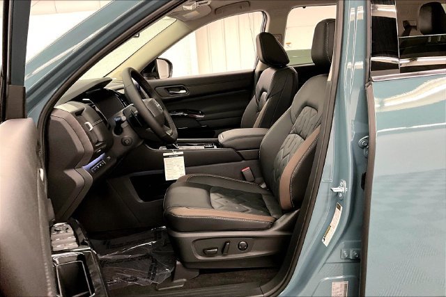 New 2026 Nissan Pathfinder Platinum w/ Lighting Package AWD/4WD image 10