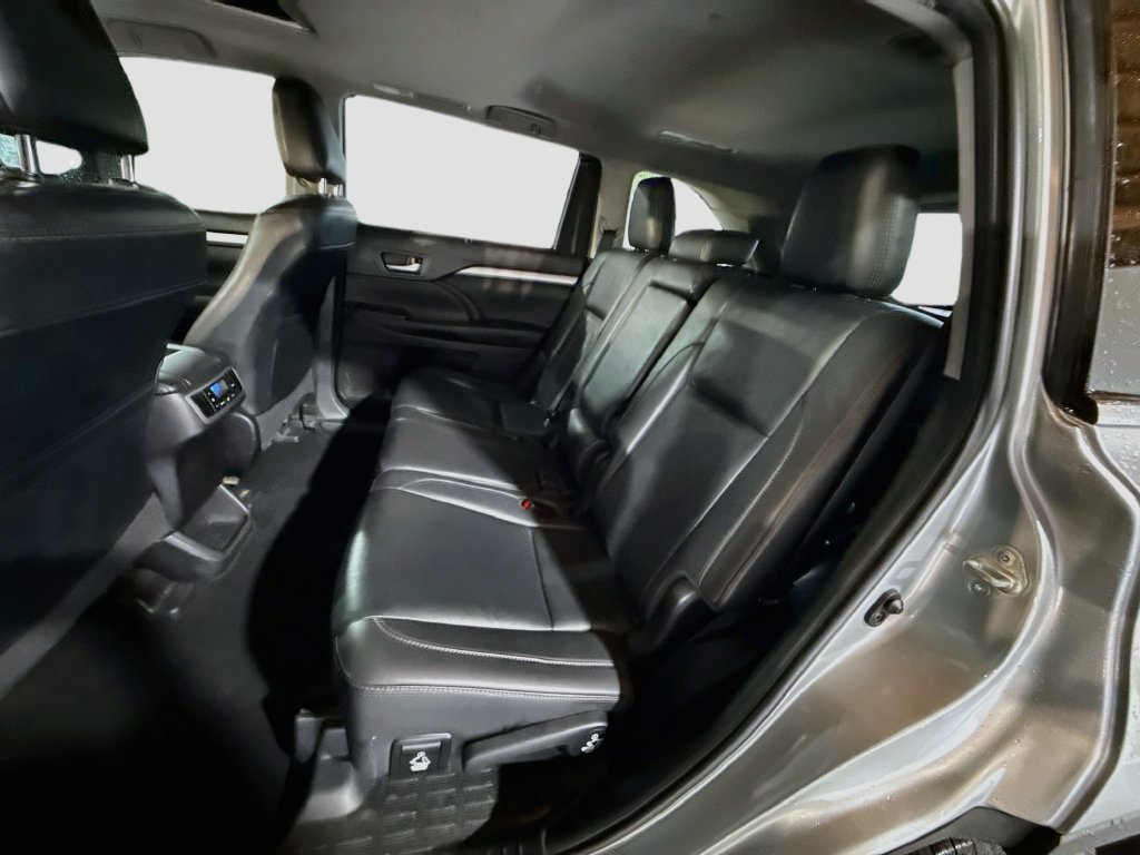 Used 2019 Toyota Highlander XLE FWD image 27