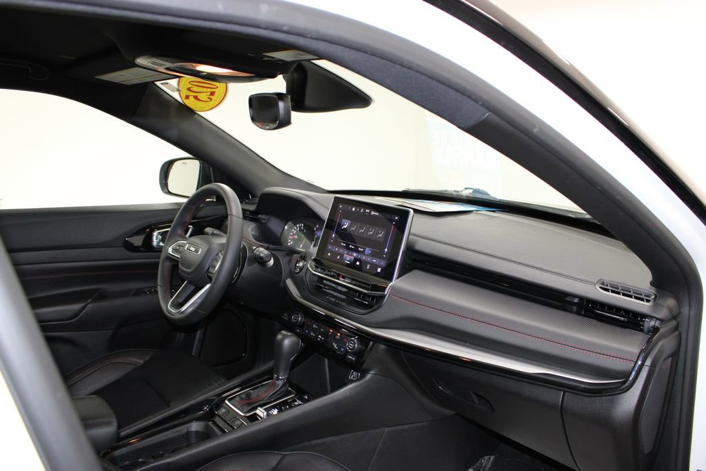 Used 2025 Jeep Compass Trailhawk image 26