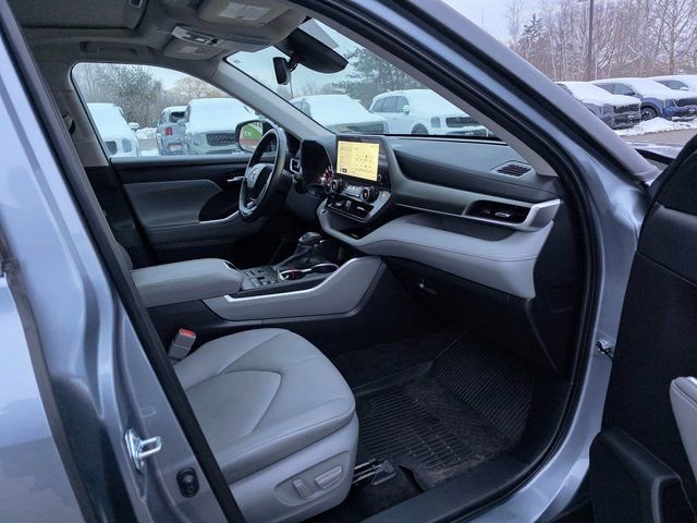 Used 2023 Toyota Highlander XLE image 12