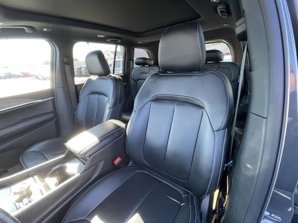 Used 2025 Jeep Grand Cherokee Limited w/ Luxury Tech Group II image 18