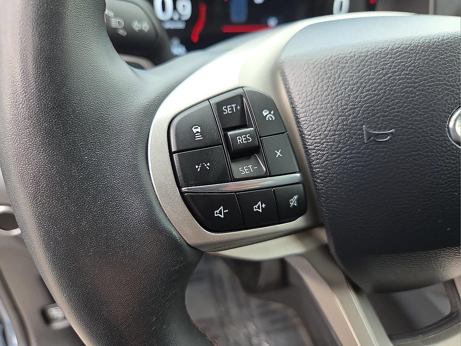 Used 2025 Ford Explorer Active AWD/4WD image 12