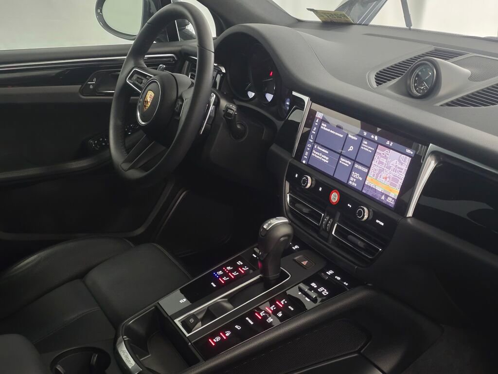 Certified 2025 Porsche Macan image 30