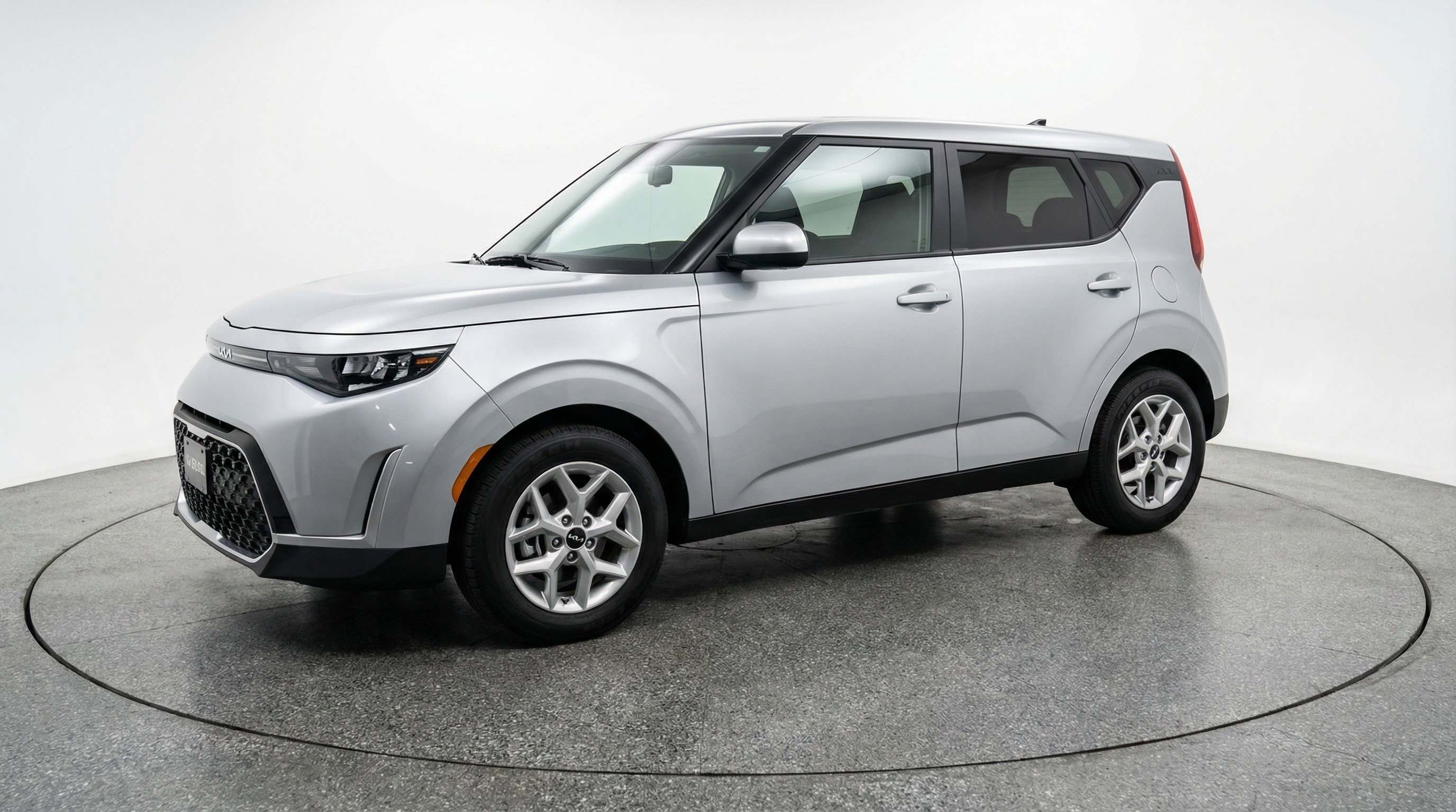 Used 2025 Kia Soul LX w/ LX Technology Package FWD image 3