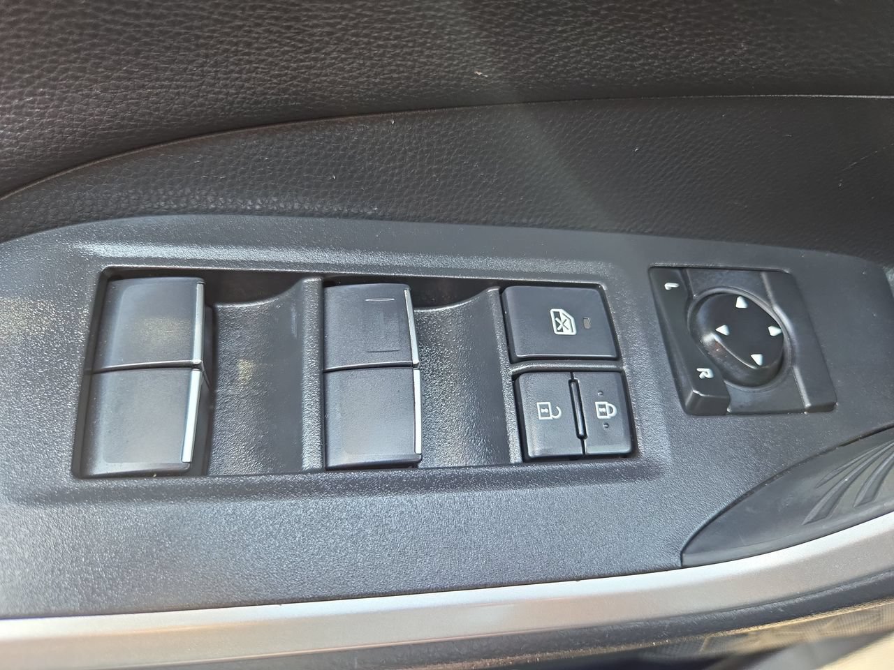 Used 2020 Toyota RAV4 Limited FWD image 28