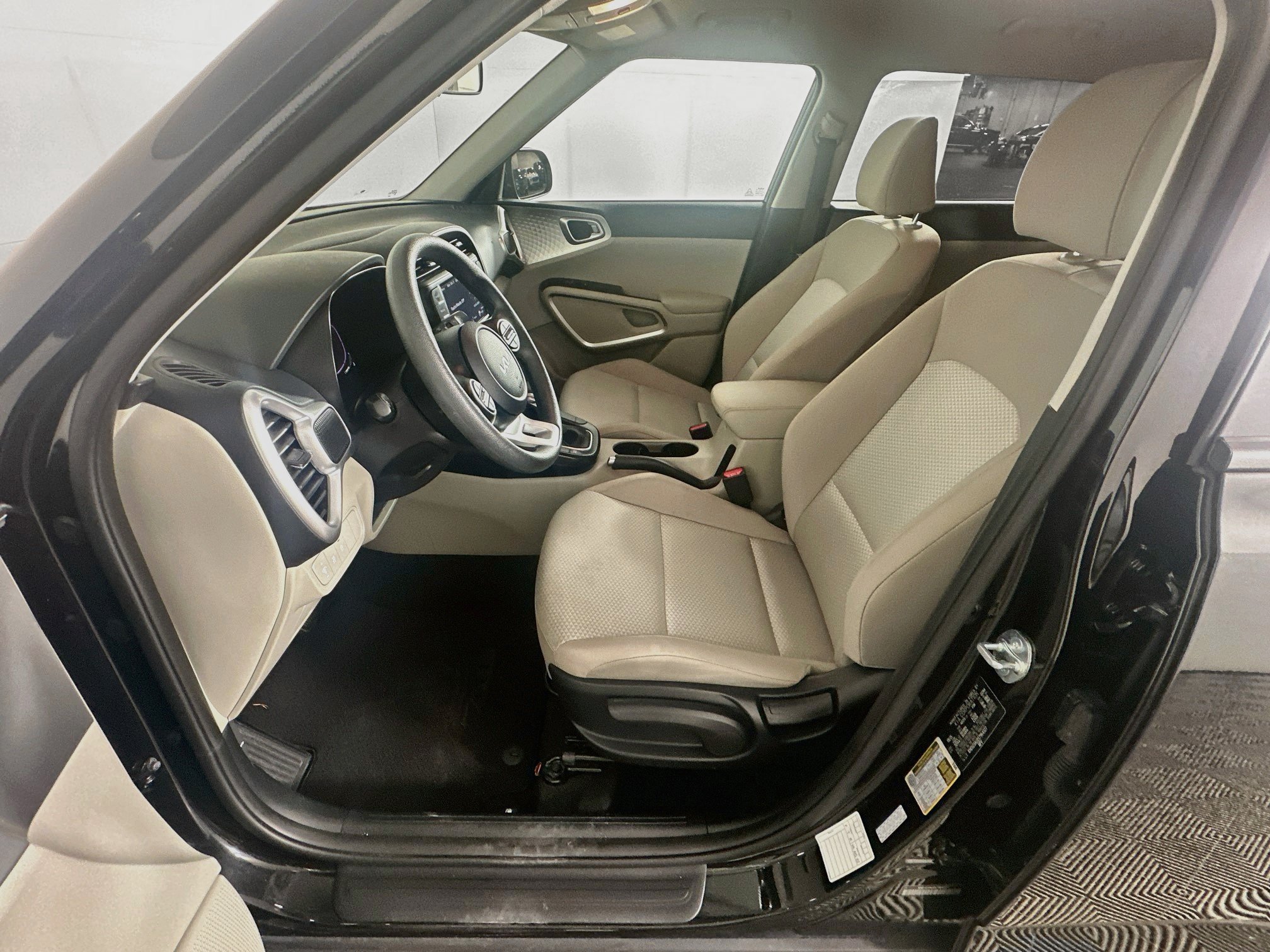 Used 2025 Kia Soul LX w/ LX Technology Package FWD image 13
