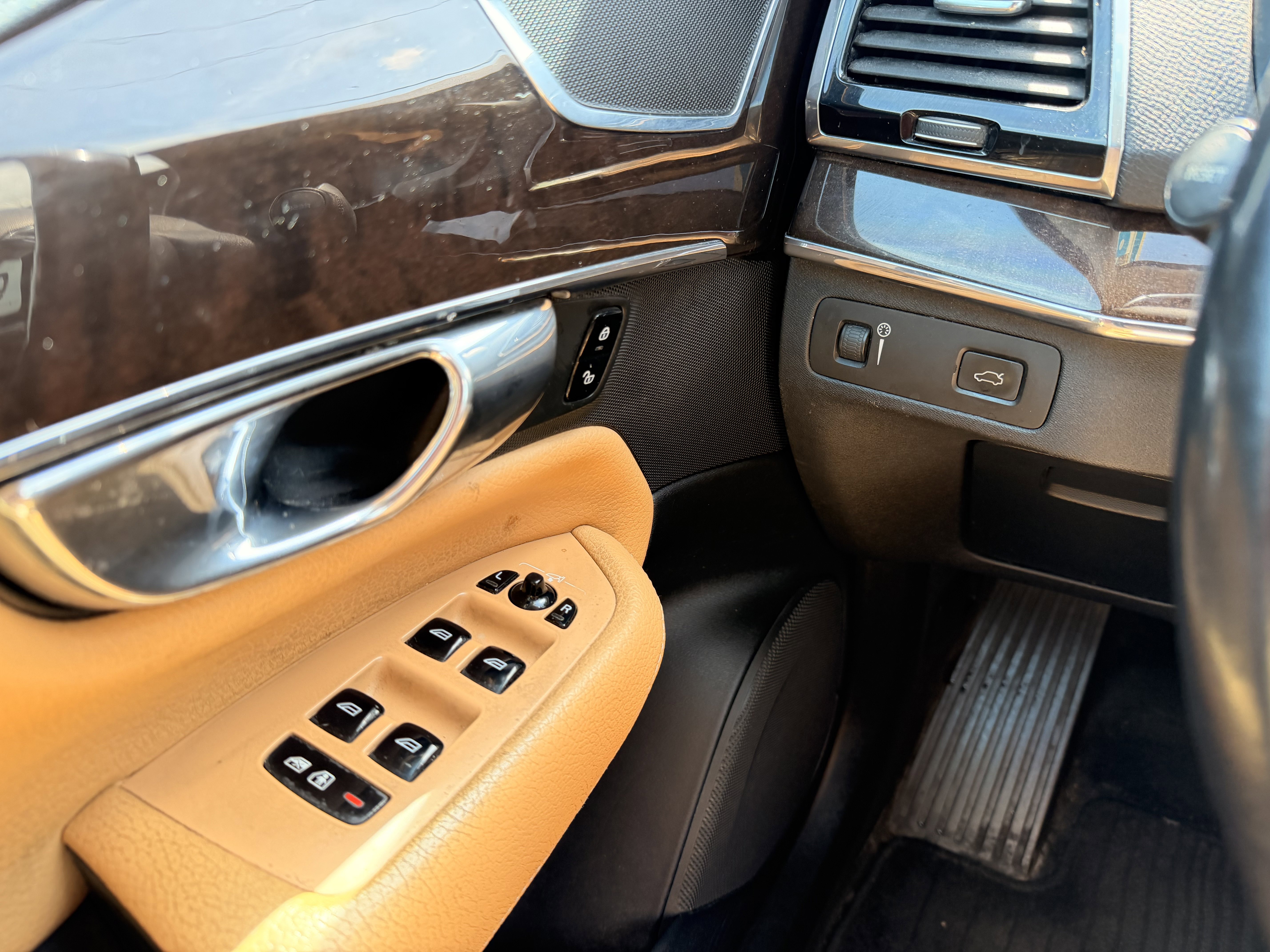 Used 2016 Volvo XC90 T6 Momentum w/ Momentum Plus Package image 21