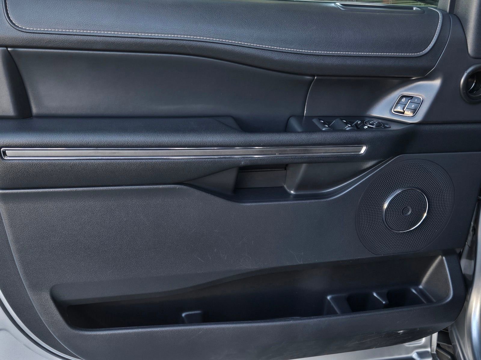 Used 2023 Ford Expedition Max XLT image 9