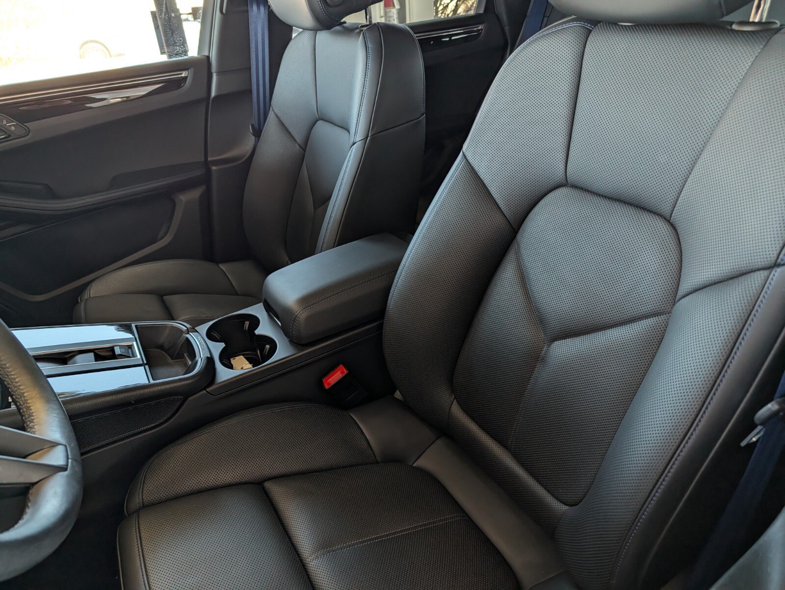 Used 2023 Porsche Macan Turbo AWD/4WD image 8