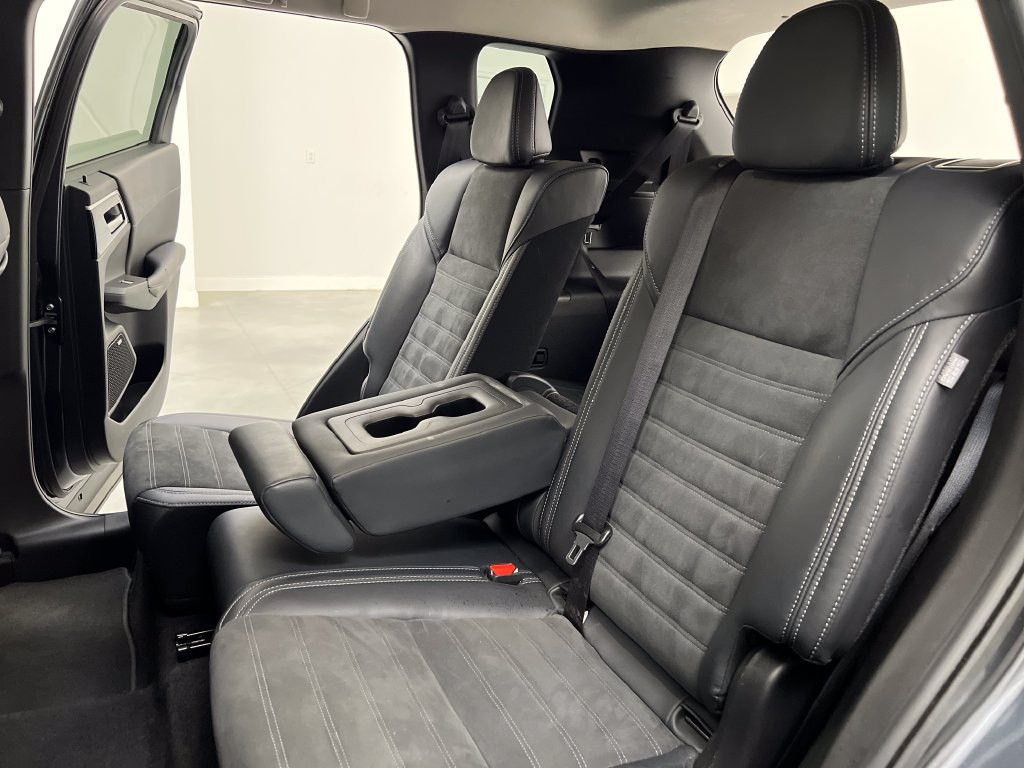 Used 2025 Mitsubishi Outlander SE AWD/4WD image 18
