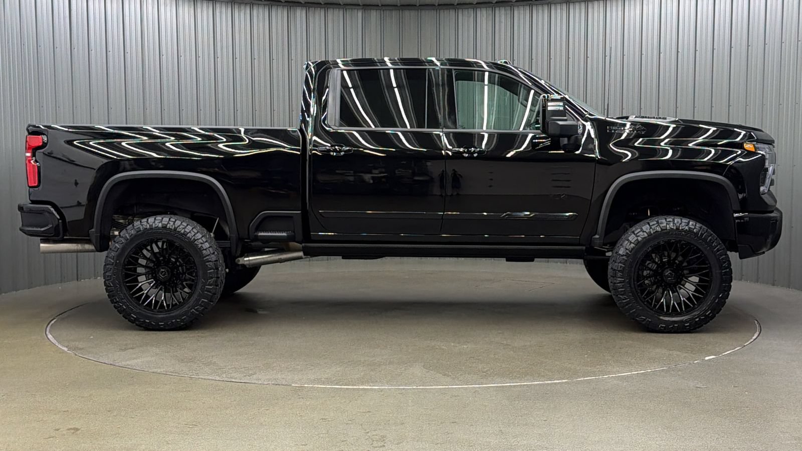 Used 2026 Chevrolet Silverado 2500 High Country w/ High Country Premium Package AWD/4WD image 6