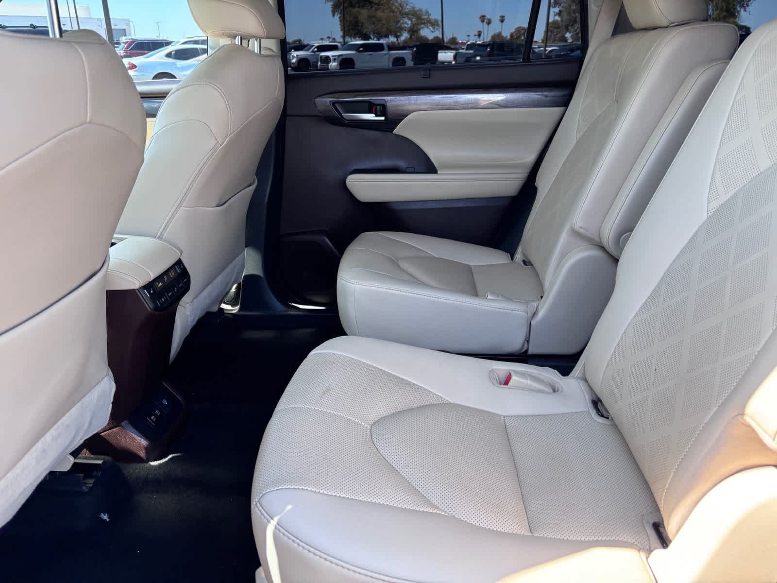 Used 2020 Toyota Highlander Platinum FWD image 11