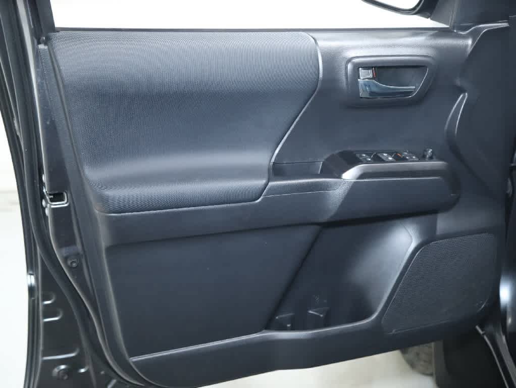 Certified 2022 Toyota Tacoma TRD Off-Road AWD/4WD image 15