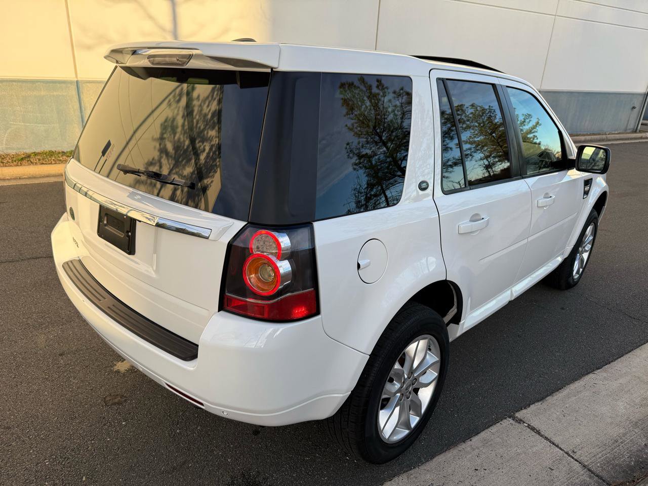 Used 2013 Land Rover LR2 image 4