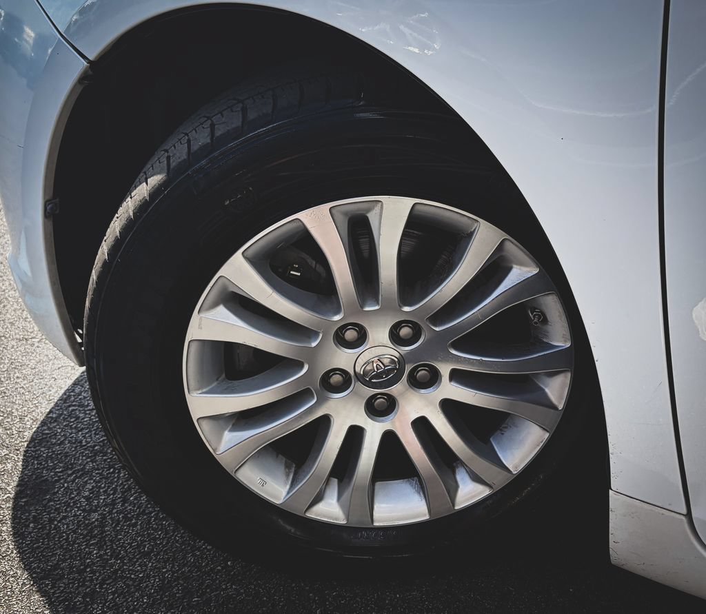 Used 2013 Toyota Sienna XLE FWD image 2