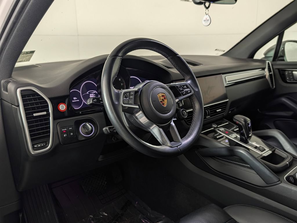 Certified 2023 Porsche Cayenne Platinum Edition image 4