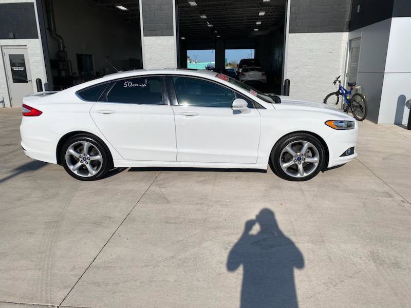 Used 2015 Ford Fusion SE image 2