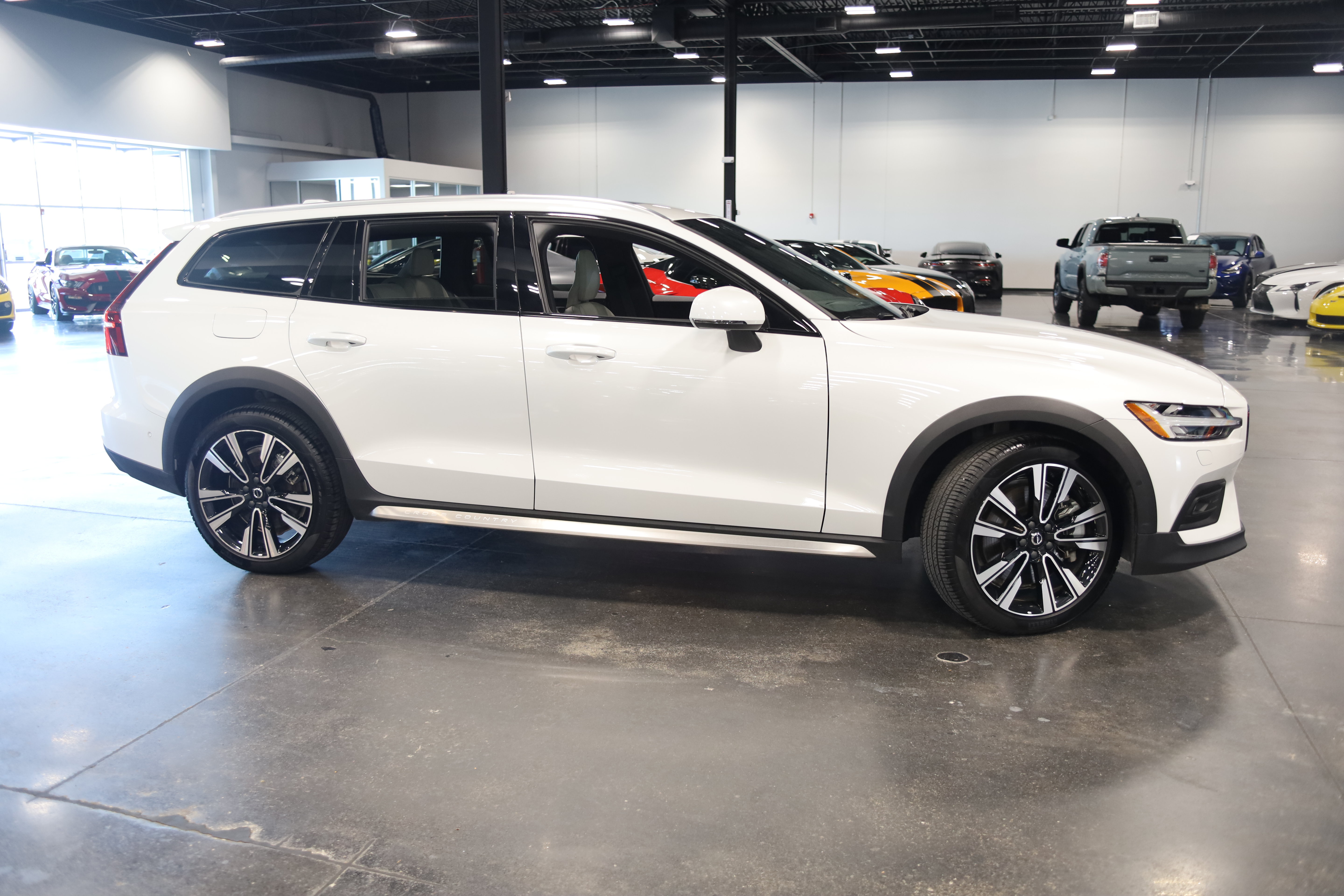 Used 2025 Volvo V60 B5 Cross Country Ultra w/ Climate Package AWD/4WD image 8