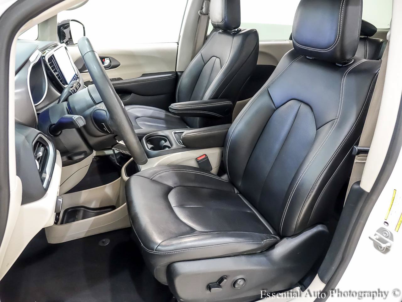 Used 2024 Chrysler Pacifica Touring-L FWD image 13