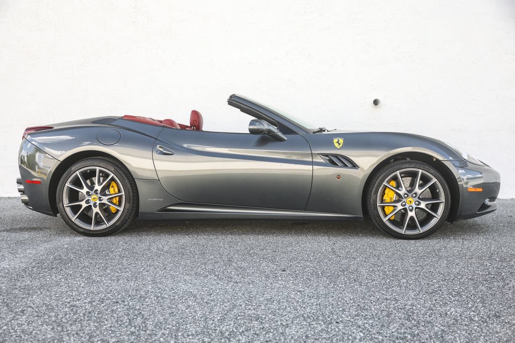 Used 2010 Ferrari California RWD image 10