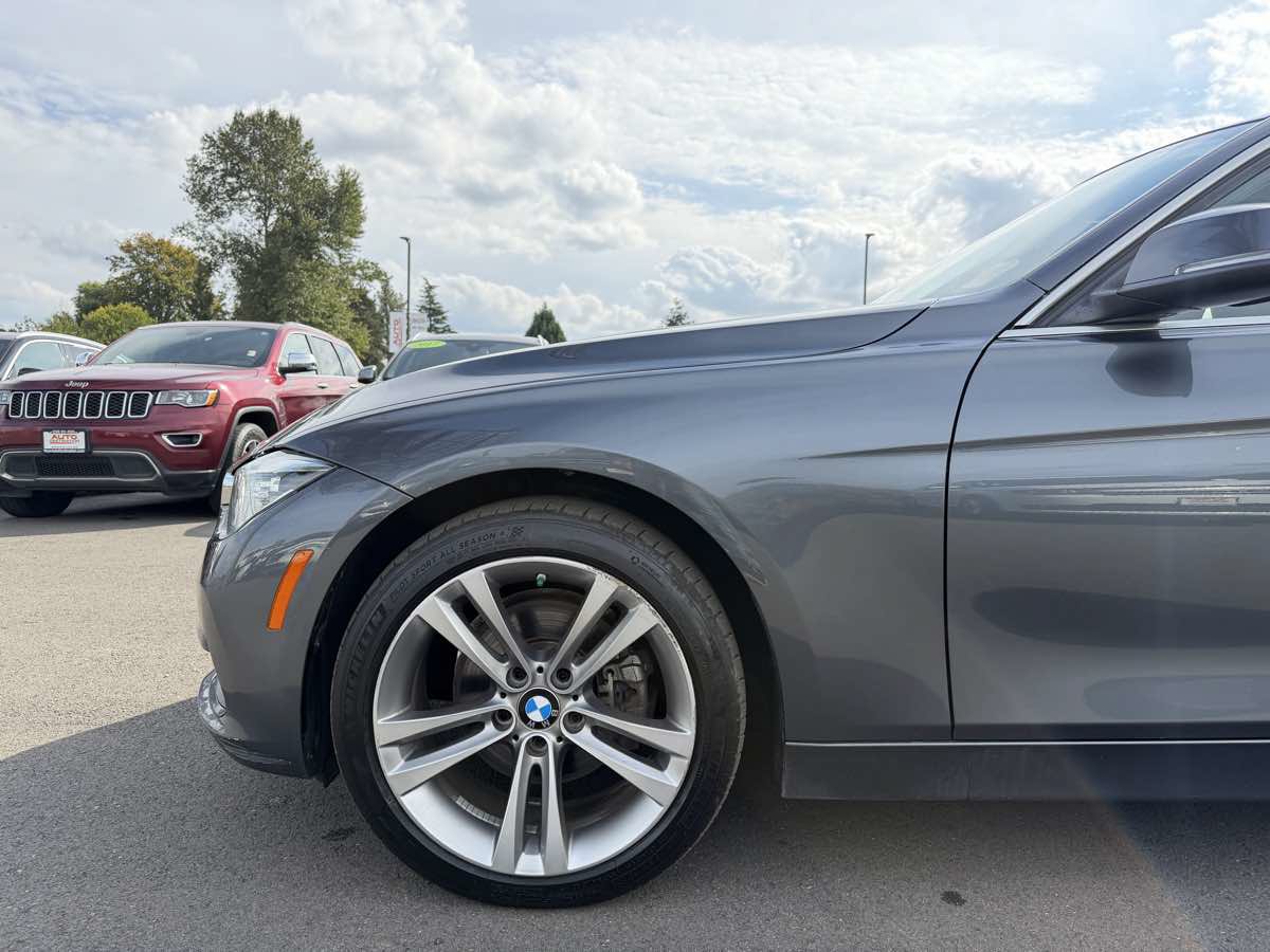 Used 2018 BMW 330i xDrive Sedan AWD/4WD image 11