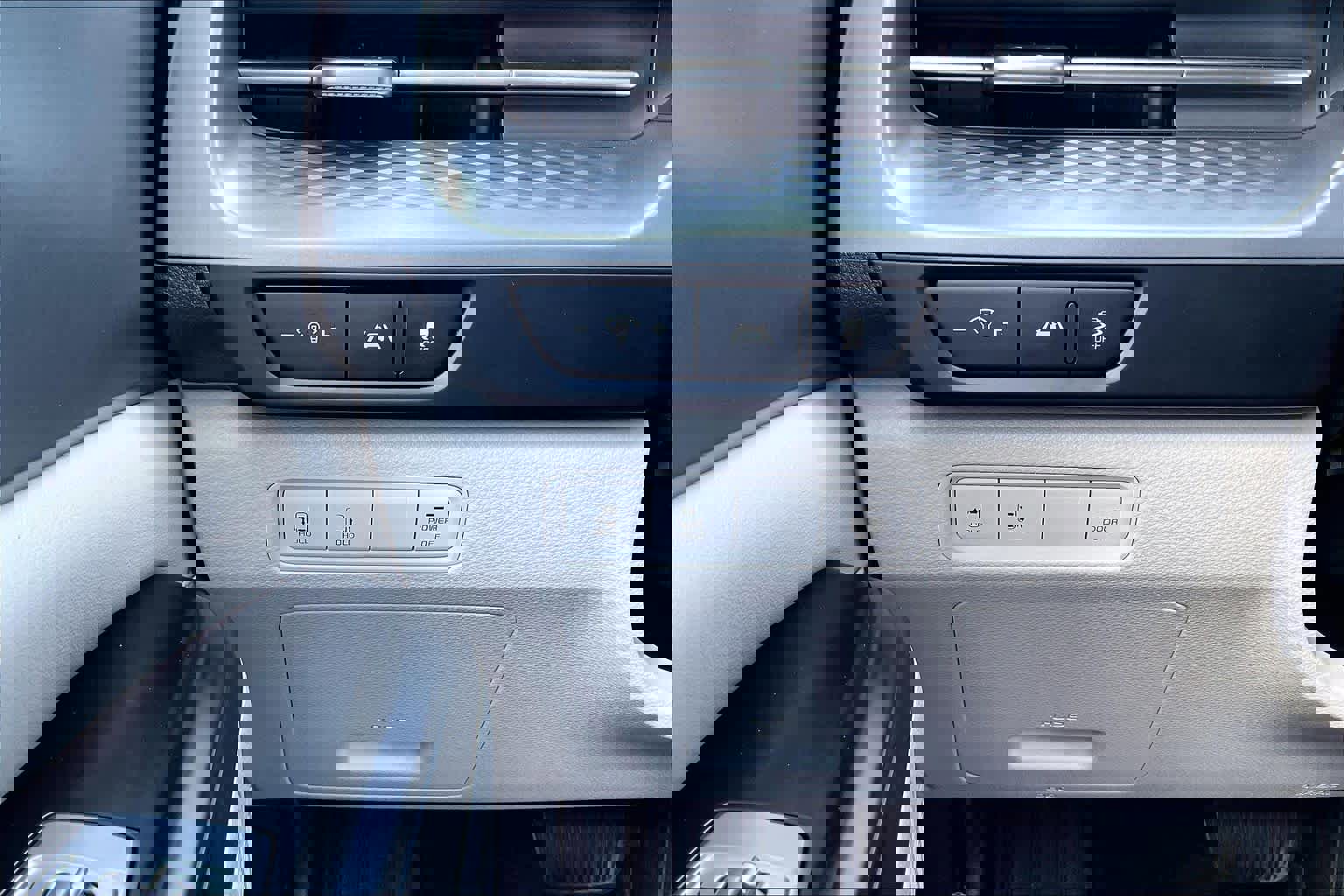 Used 2024 Kia Carnival LX image 33