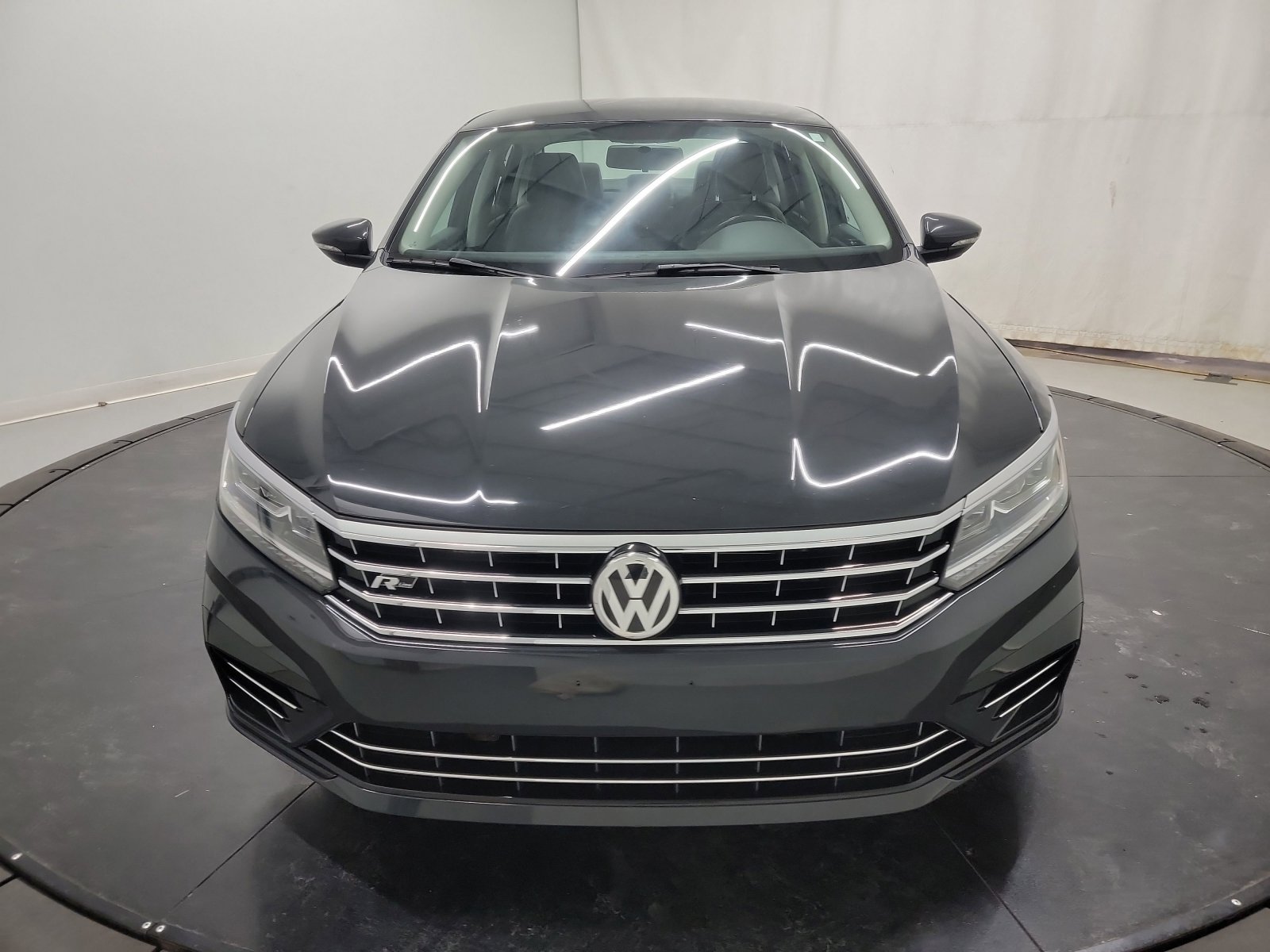 Used 2017 Volkswagen Passat 1.8T R-Line w/ R-Line Lighting Package image 2