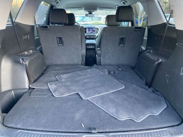 Used 2023 GMC Acadia SLE image 25