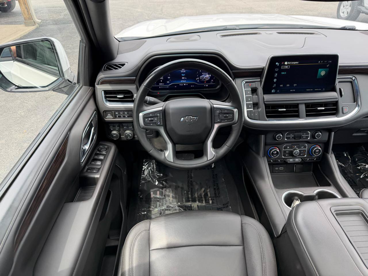 Used 2023 Chevrolet Tahoe Z71 w/ Luxury Package AWD/4WD image 16