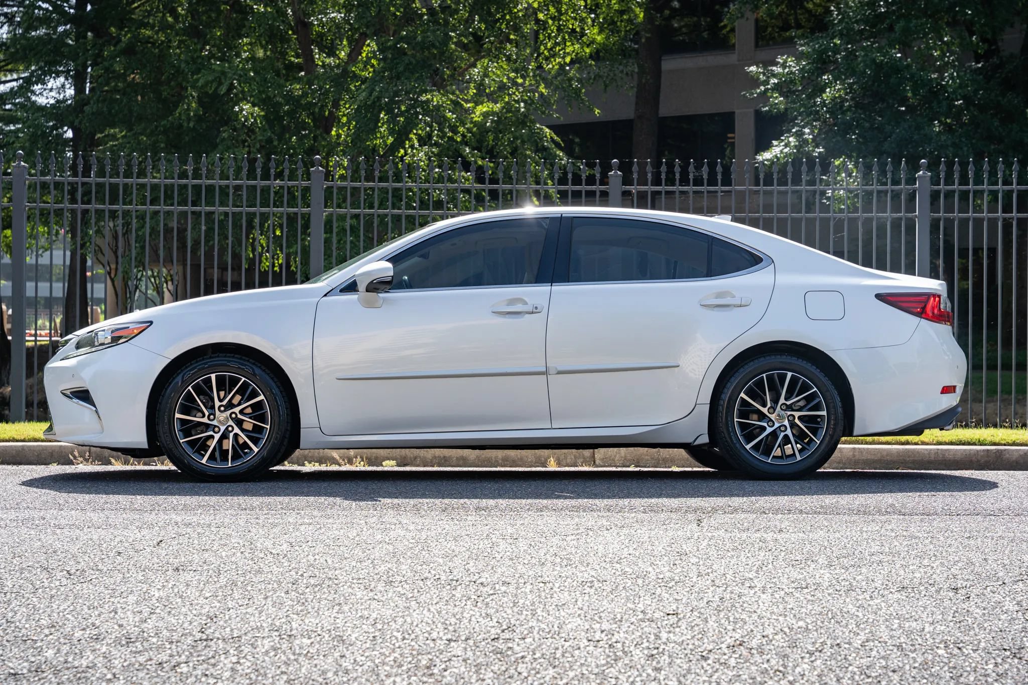 Used 2017 Lexus ES 350 w/ Luxury Package FWD image 9