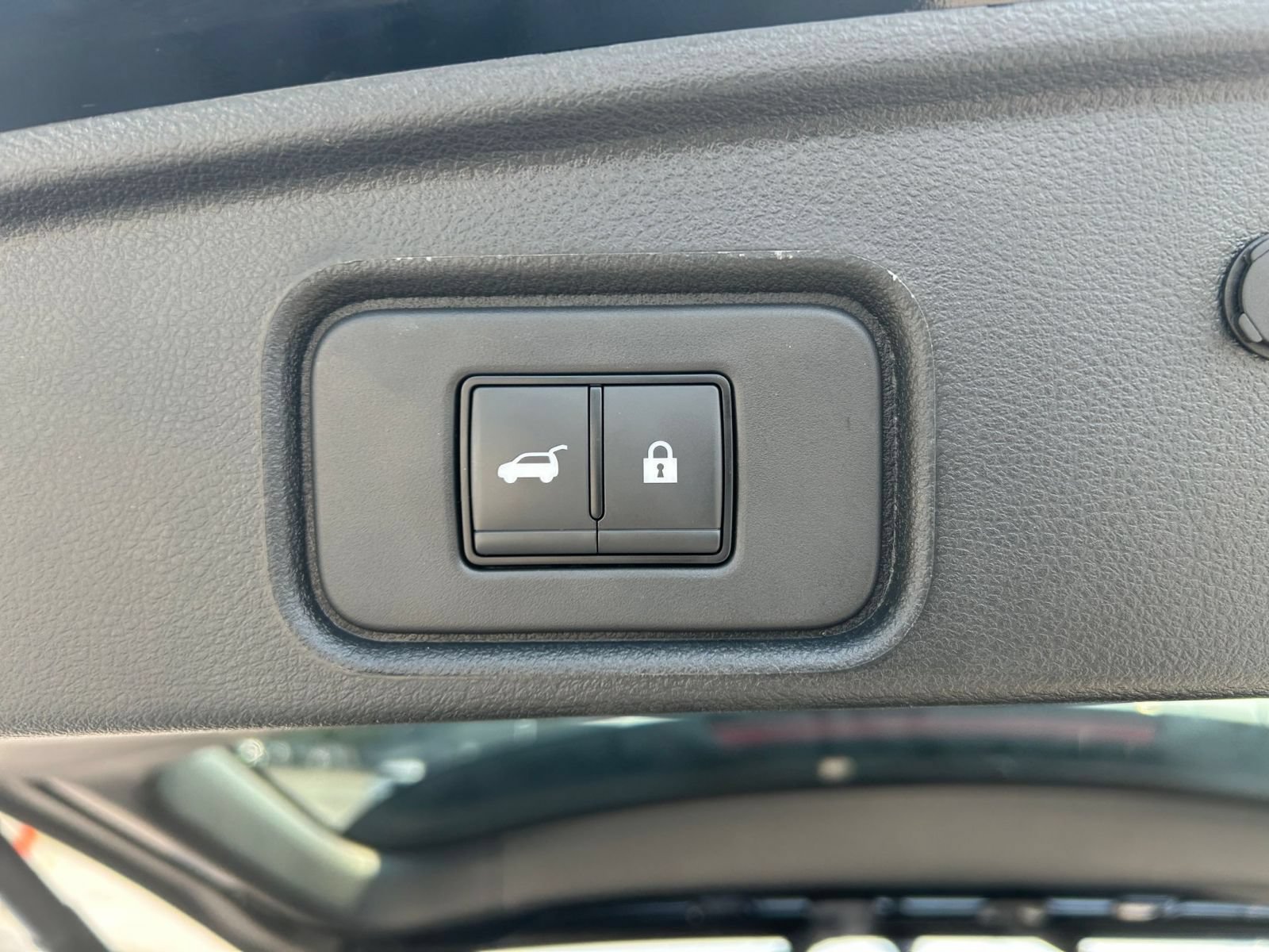 Used 2025 Nissan Pathfinder SV FWD image 19