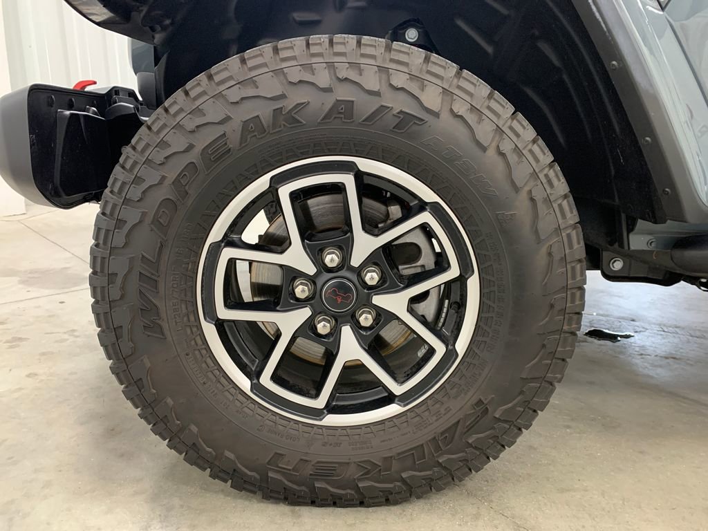 Used 2025 Jeep Gladiator Rubicon w/ Convenience Group AWD/4WD image 2
