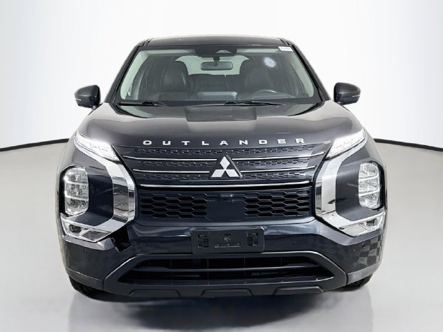 Used 2023 Mitsubishi Outlander SE Black Edition FWD image 2