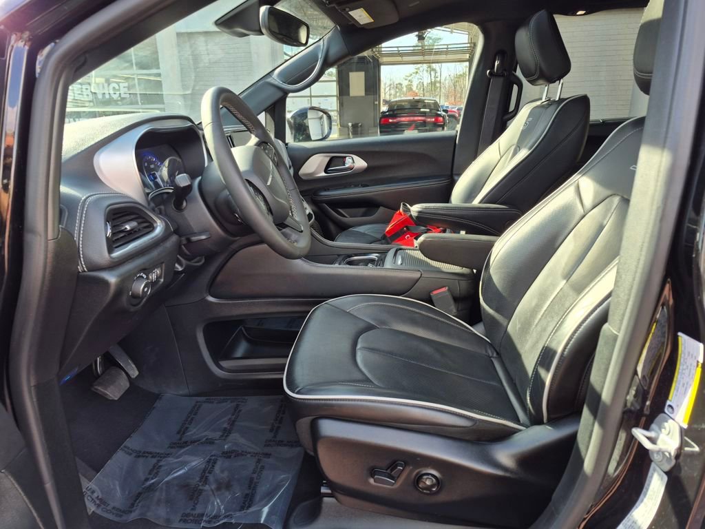 Used 2025 Chrysler Pacifica Limited video 2