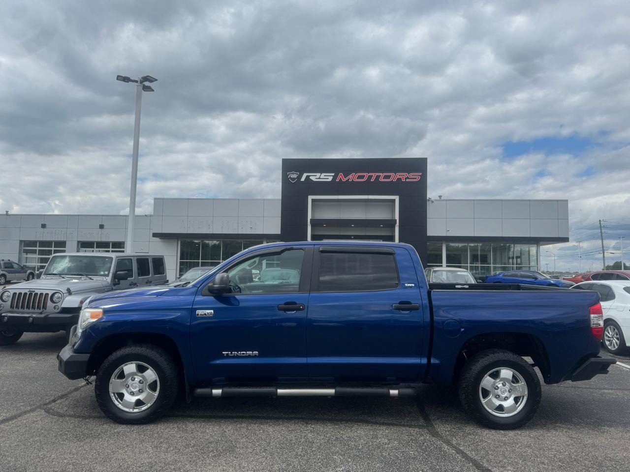 Used 2015 Toyota Tundra SR5 w/ TRD Off Road Package AWD/4WD image 15