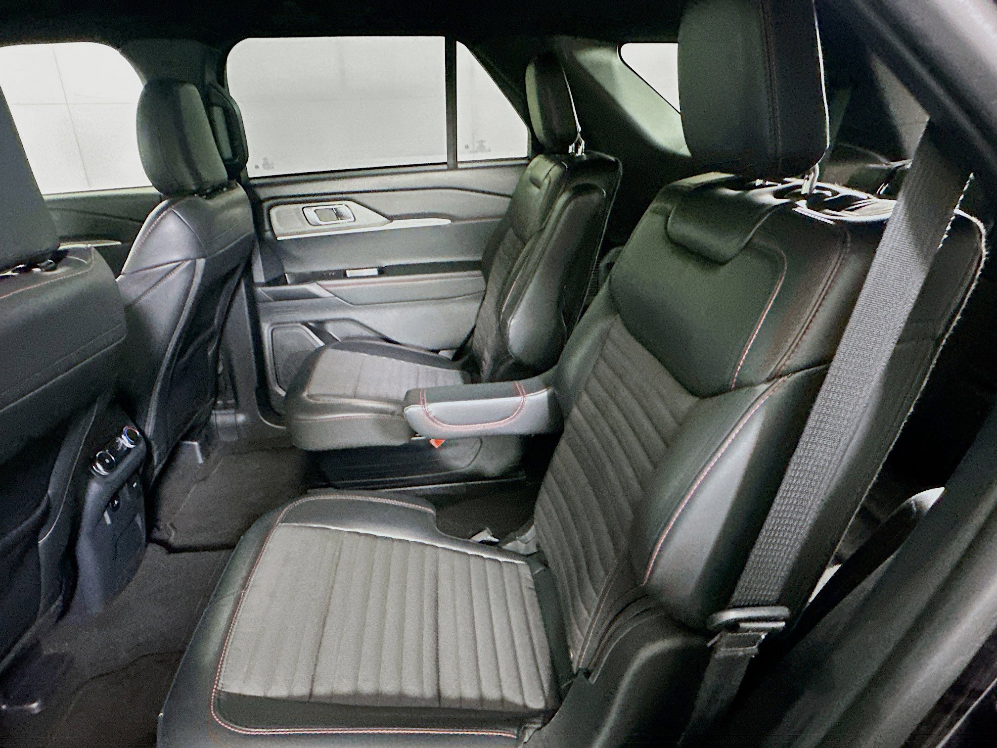 Used 2025 Ford Explorer ST-Line image 28