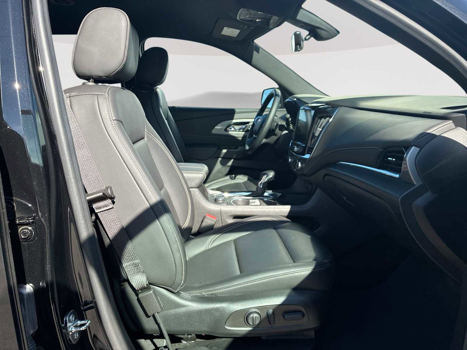 Certified 2023 Chevrolet Traverse LT w/ Rear Camera Mirror Package image 27