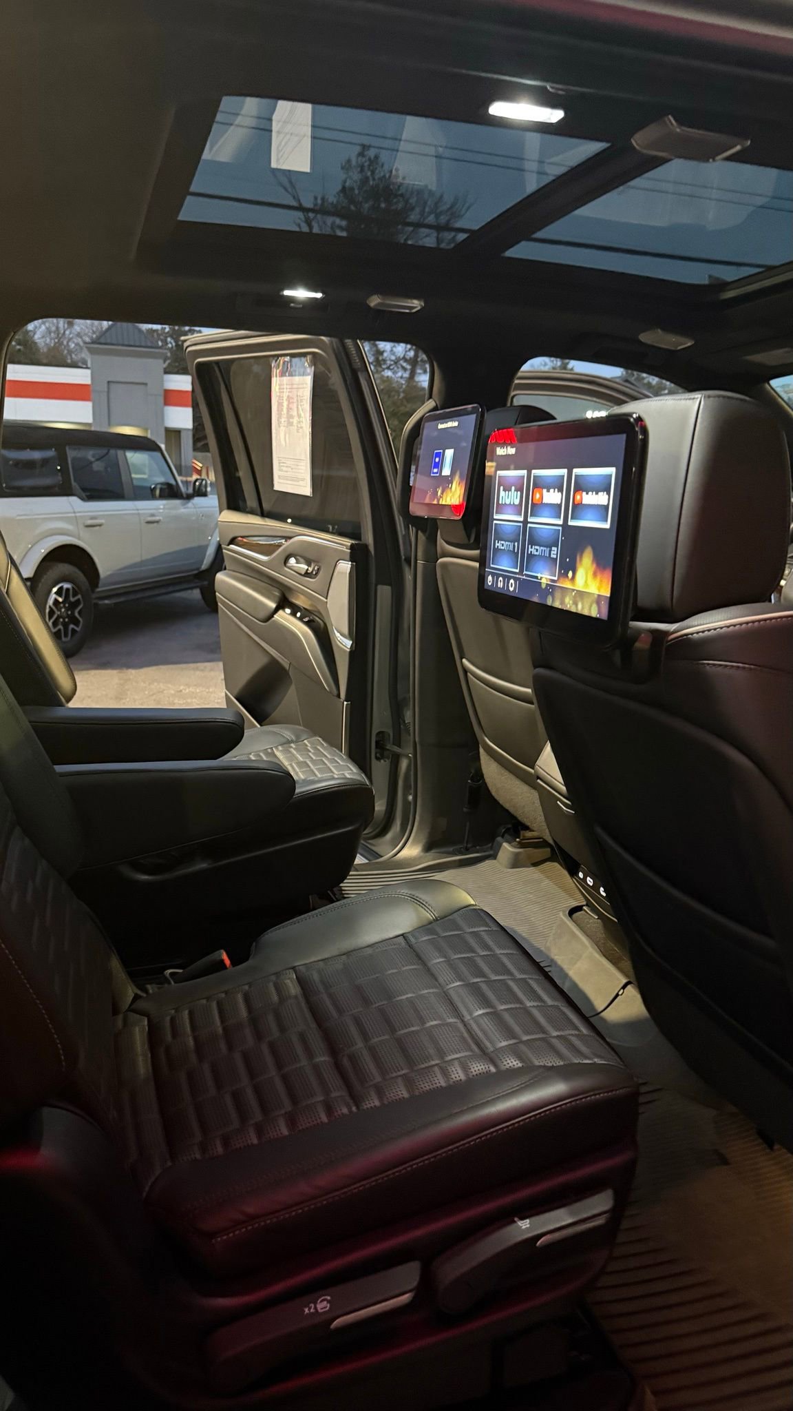 Used 2024 Cadillac Escalade ESV Premium Luxury Platinum w/ Heavy-Duty Trailer Package image 17