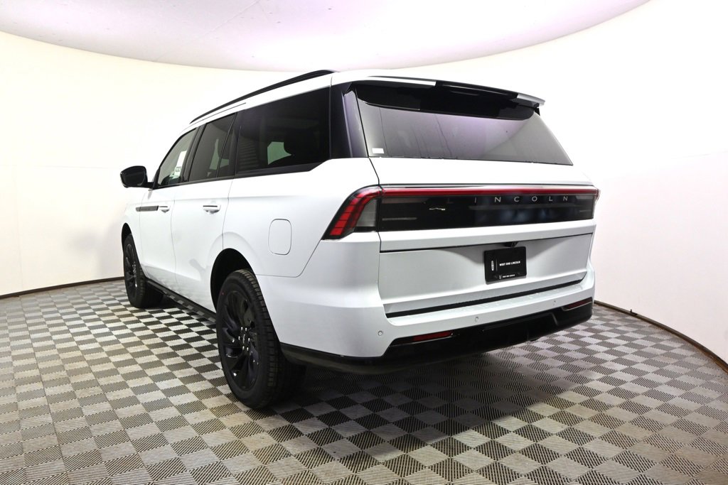 New 2026 Lincoln Navigator Reserve w/ Jet Appearance Package image 4