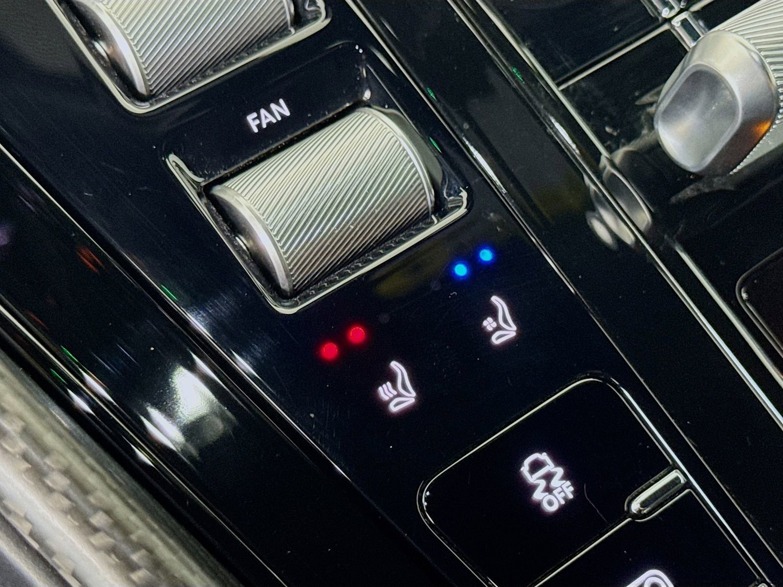 Used 2025 Aston Martin DB12 Coupe image 18