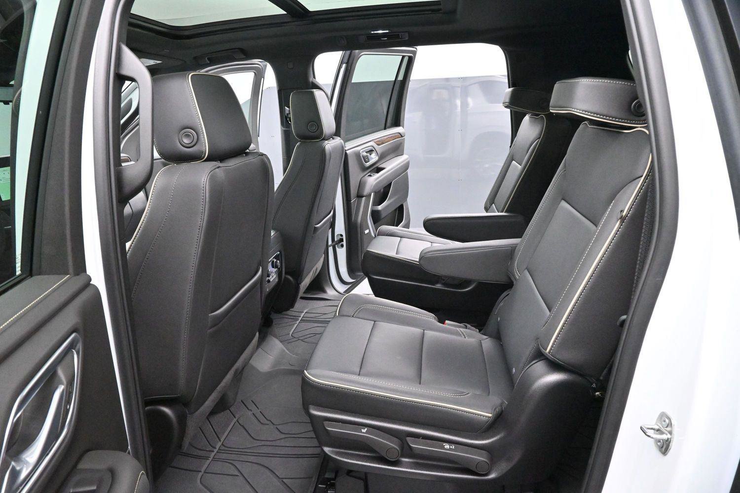 Used 2024 Chevrolet Suburban Premier w/ Premium Package AWD/4WD image 31