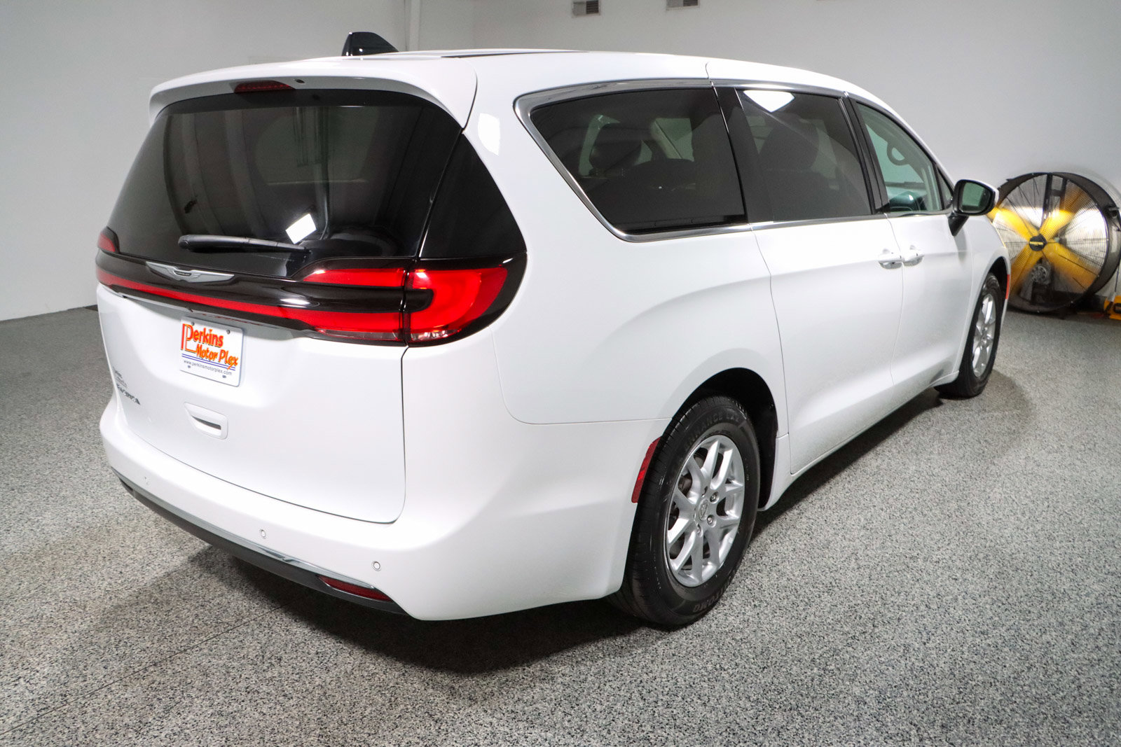 Used 2023 Chrysler Pacifica Touring-L image 7