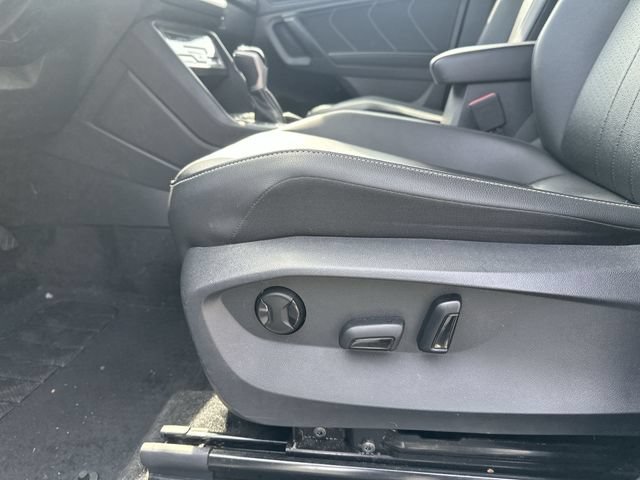 Used 2024 Volkswagen Tiguan SE AWD/4WD image 16