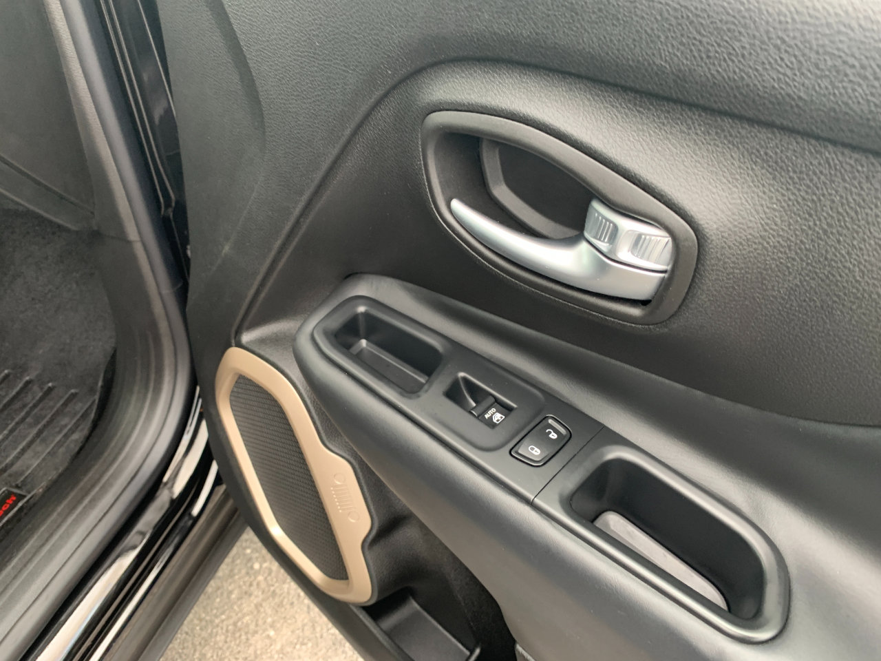 Used 2017 Jeep Renegade Limited image 38