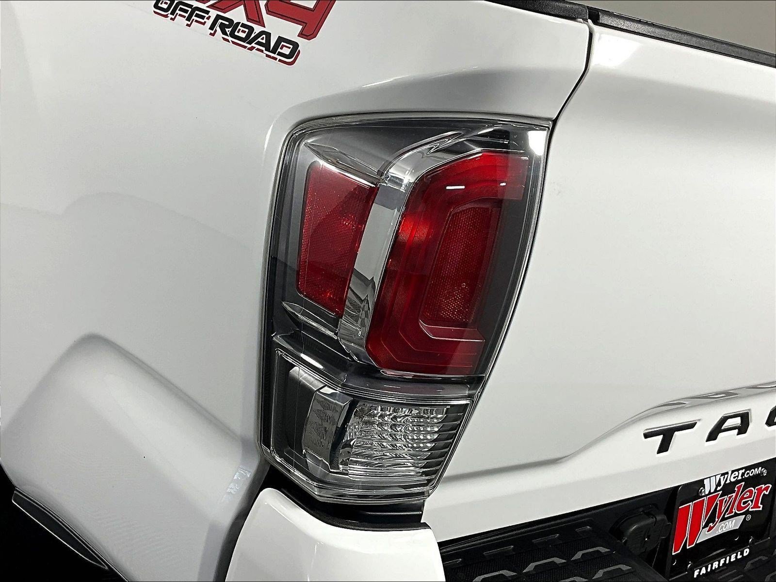 Used 2020 Toyota Tacoma TRD Off-Road w/ TRD Premium Off Road Package AWD/4WD image 24
