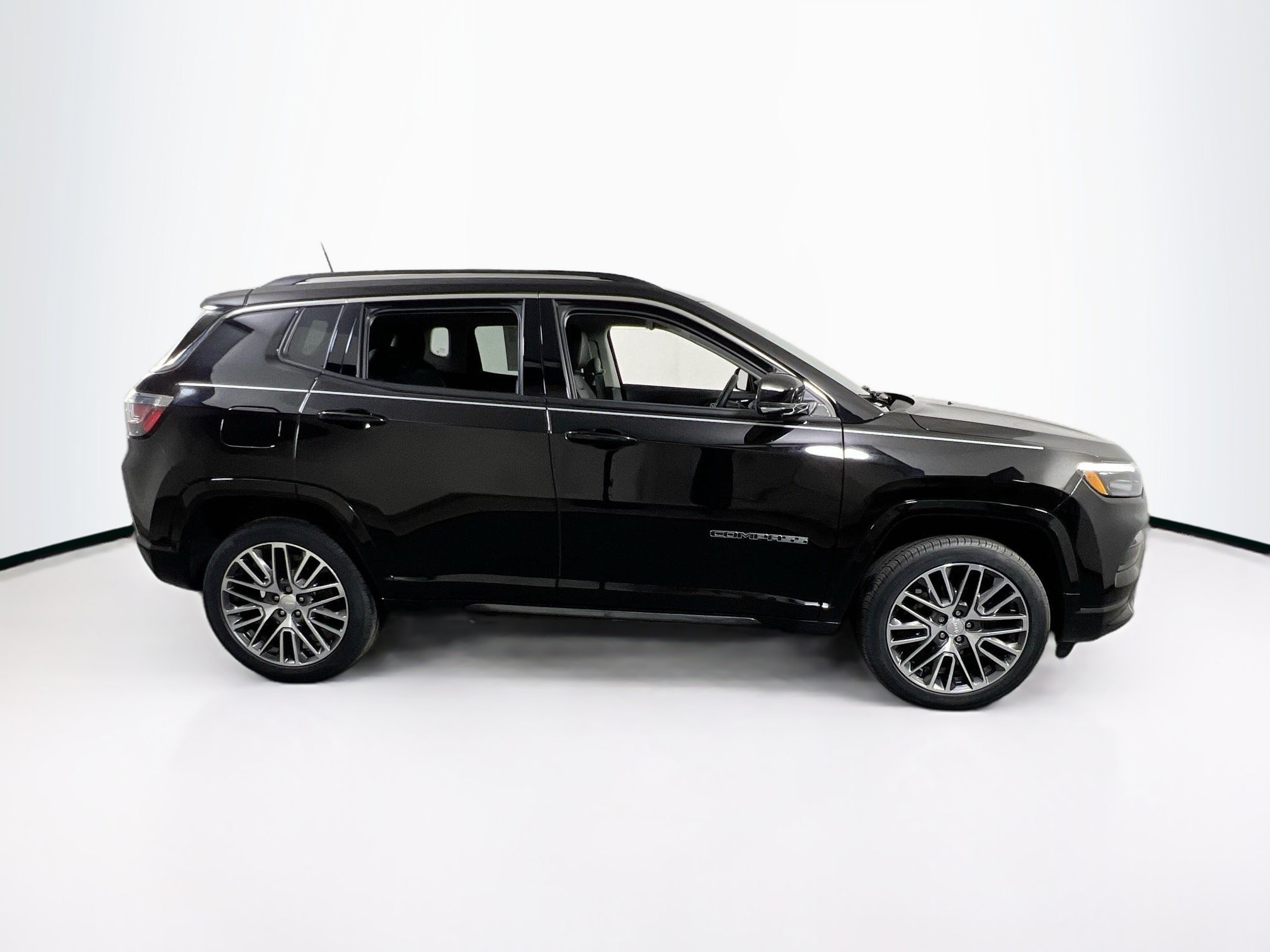 Used 2022 Jeep Compass Limited w/ Elite Group AWD/4WD image 4