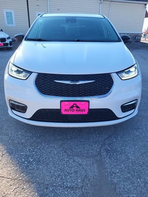 Used 2024 Chrysler Pacifica Touring-L image 25