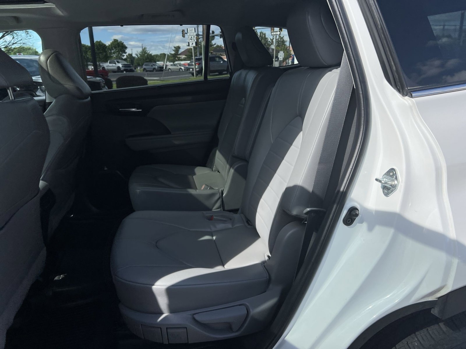 Used 2023 Toyota Highlander XLE AWD/4WD image 43